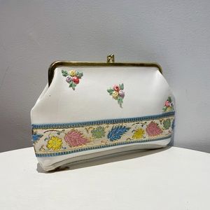 Vintage 60s White Vinyl Floral Embroidered Kiss Lock Clutch/Purse/Cosmetic Bag